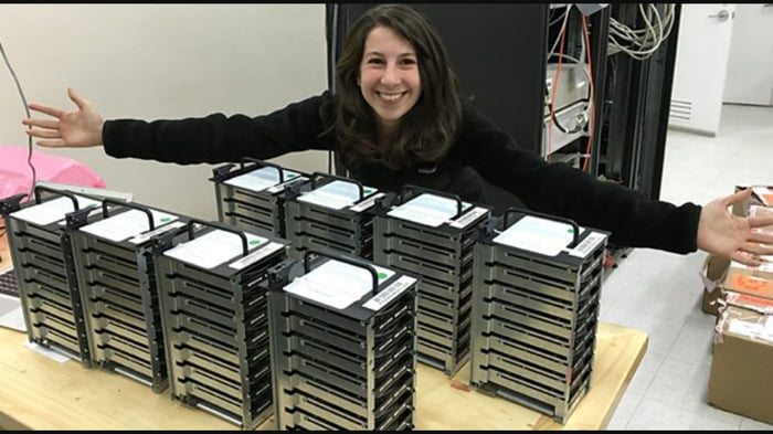 Katie Bouman and half a ton of hard drives with 5000 TB of data used to create the Black Hole image 블랙홀을 사진에 담기 위해 사용한 500kg의 5000TB 데이타