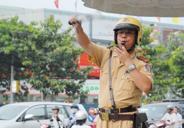 Cảnh sát giao thông: Cười lên nào! | Bạn đọc | PLO 베트남 현지인이 보는 베트남의 언론 통제 [굿모닝 비엣남]