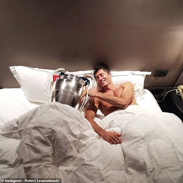 Lewandowski hilariously slept with the famous trophy after the win and plans to do so again [Mail] 레반도프스키 단독 인터뷰