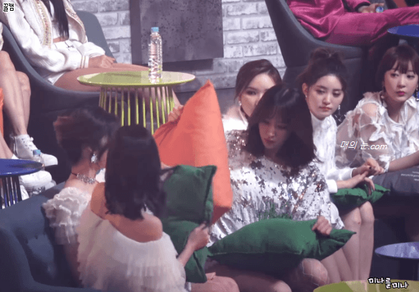 zl16ZK8.gif 트와이스 챙기는 EXID 하니.GIF