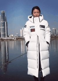 글래머 롱패딩녀.gif