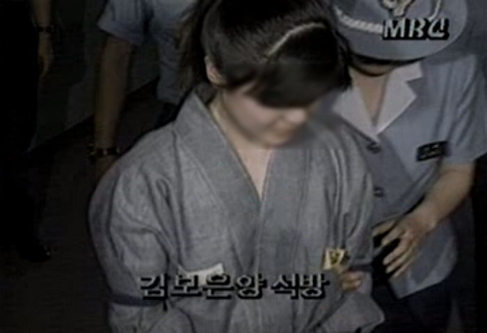 새아버지를 살해하고 1년만에 출소한 딸
