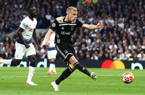 Donny van de Beek scores for Ajax against Tottenham. [풋볼런던] 아스날과 토트넘은 반 더 비크 영입전을 벌일 예정