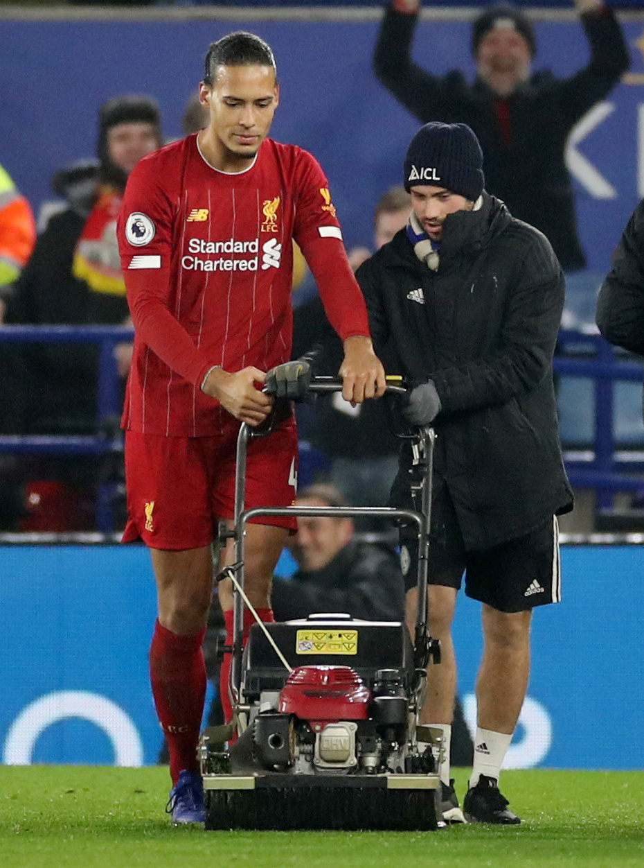 Virgil van Dijk helps the Leicester groundsman after Liverpool thumped the Foxes []    ܵ°  ݴũ