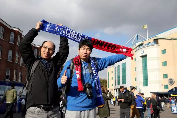 Fans hold a half-and-half scarf ߵ̵ Ʈʹ 򼺾ٰ 淡  ̷ ҵ  Ⱦϴ   