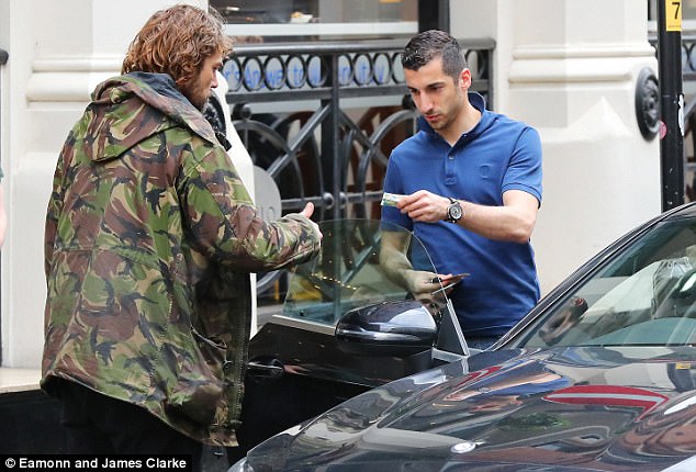 Henrikh Mkhitaryan gives some money to a homeless man in Manchester City centre [데일리 메일] - 맨유의 스타플레이어 미키타리안의 선행