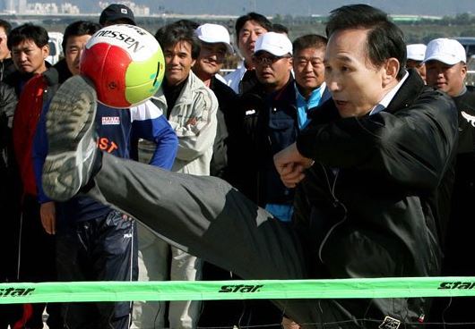 15.JPG 역대 한국 정치인 中 능력치 만렙 甲 한국 역대 대통령 중 능력치 만렙 甲 이명박 출소를 기대하며 만능맨 이명박 짤 모음...