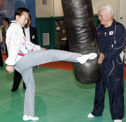 41.JPG 역대 한국 정치인 中 능력치 만렙 甲 한국 역대 대통령 중 능력치 만렙 甲 이명박 출소를 기대하며 만능맨 이명박 짤 모음...