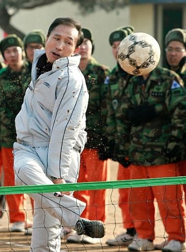 11.JPG 역대 한국 정치인 中 능력치 만렙 甲 한국 역대 대통령 중 능력치 만렙 甲 이명박 출소를 기대하며 만능맨 이명박 짤 모음...