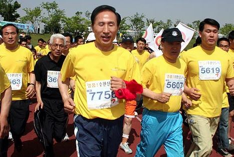 49.JPG 역대 한국 정치인 中 능력치 만렙 甲 한국 역대 대통령 중 능력치 만렙 甲 이명박 출소를 기대하며 만능맨 이명박 짤 모음...