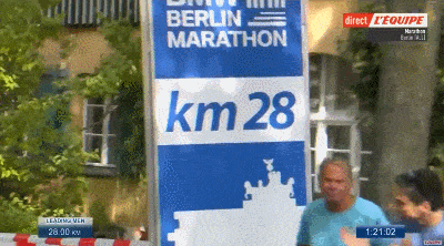 (펌) 마라톤 세계기록을 몸으로 느껴보는 베를린 시민들.gif