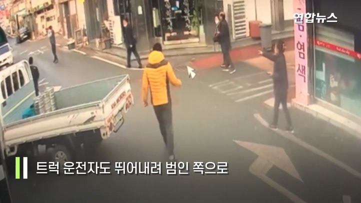 tLSrM.jpg 오늘자 은행에 칼들고 들어온 무장강도 결말 ㄷㄷㄷ.GIF