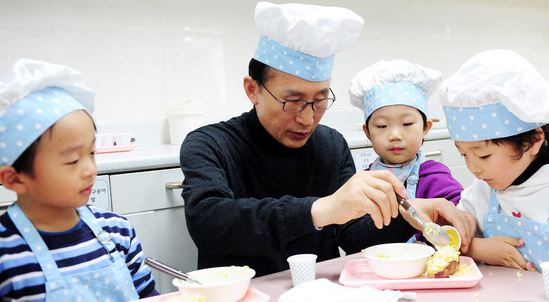 9.JPG 역대 한국 정치인 中 능력치 만렙 甲 한국 역대 대통령 중 능력치 만렙 甲 이명박 출소를 기대하며 만능맨 이명박 짤 모음...