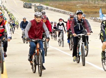 26.JPG 역대 한국 정치인 中 능력치 만렙 甲 한국 역대 대통령 중 능력치 만렙 甲 이명박 출소를 기대하며 만능맨 이명박 짤 모음...