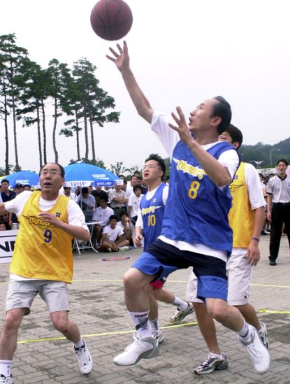 16.JPG 역대 한국 정치인 中 능력치 만렙 甲 한국 역대 대통령 중 능력치 만렙 甲 이명박 출소를 기대하며 만능맨 이명박 짤 모음...