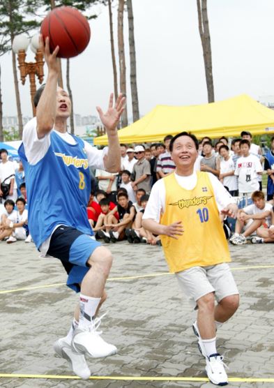 17.JPG 역대 한국 정치인 中 능력치 만렙 甲 한국 역대 대통령 중 능력치 만렙 甲 이명박 출소를 기대하며 만능맨 이명박 짤 모음...