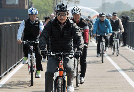 24.JPG 역대 한국 정치인 中 능력치 만렙 甲 한국 역대 대통령 중 능력치 만렙 甲 이명박 출소를 기대하며 만능맨 이명박 짤 모음...