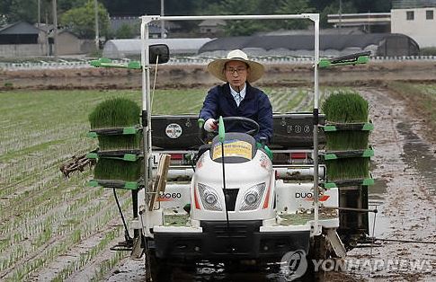 35.JPG 역대 한국 정치인 中 능력치 만렙 甲 한국 역대 대통령 중 능력치 만렙 甲 이명박 출소를 기대하며 만능맨 이명박 짤 모음...