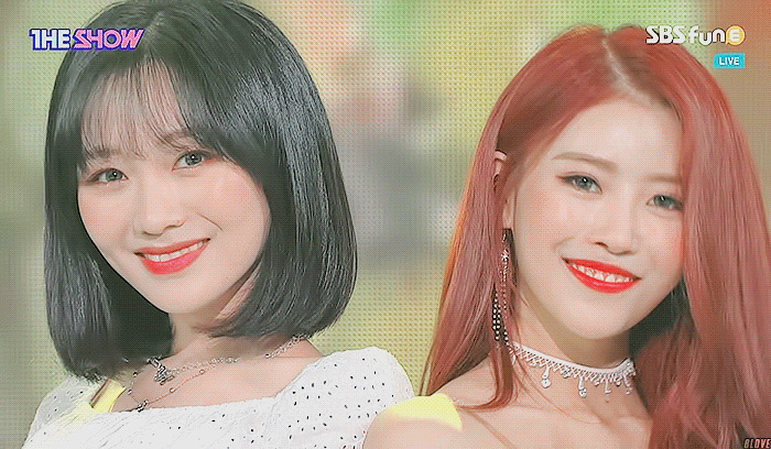 뽀뽀당하는 수정