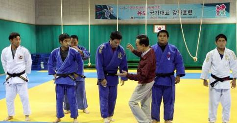 42.JPG 역대 한국 정치인 中 능력치 만렙 甲 한국 역대 대통령 중 능력치 만렙 甲 이명박 출소를 기대하며 만능맨 이명박 짤 모음...